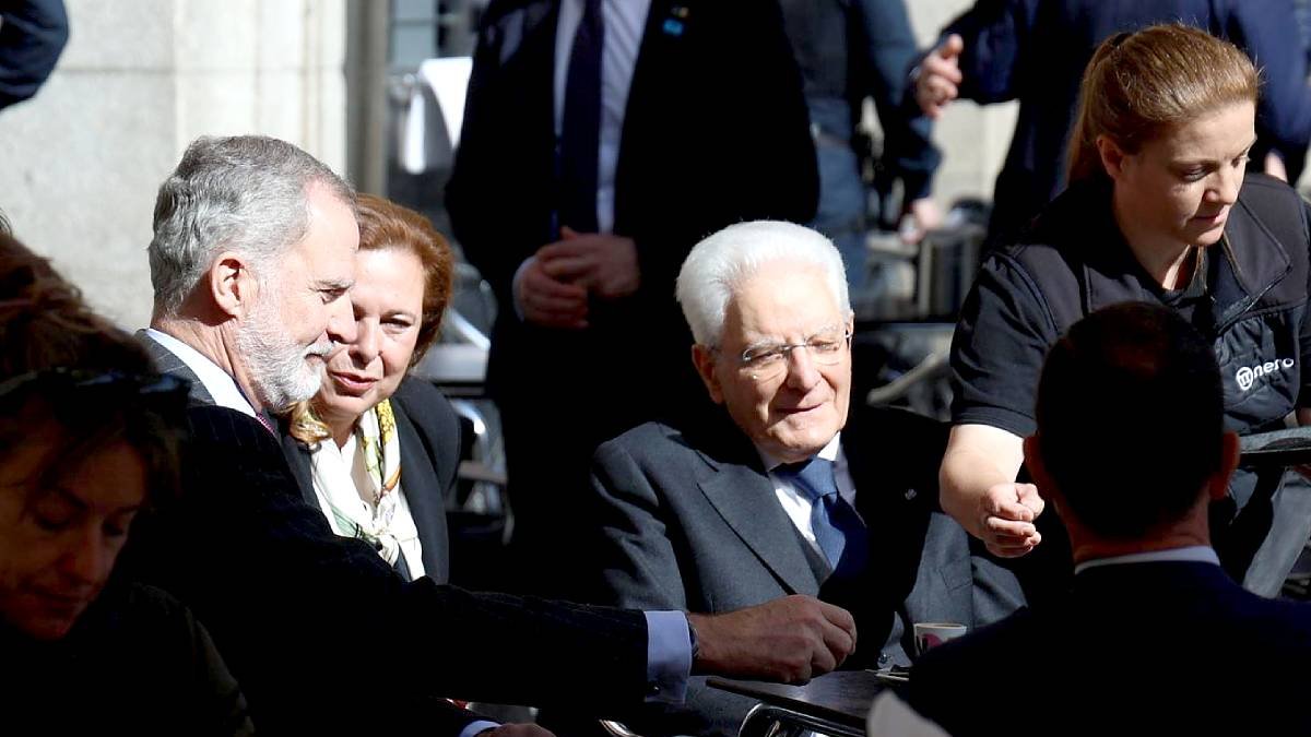 El rey Felipe VI y el presidente de la República de Italia, Sergio Matarella, toman un café en una terraza del centro de Salamanca.