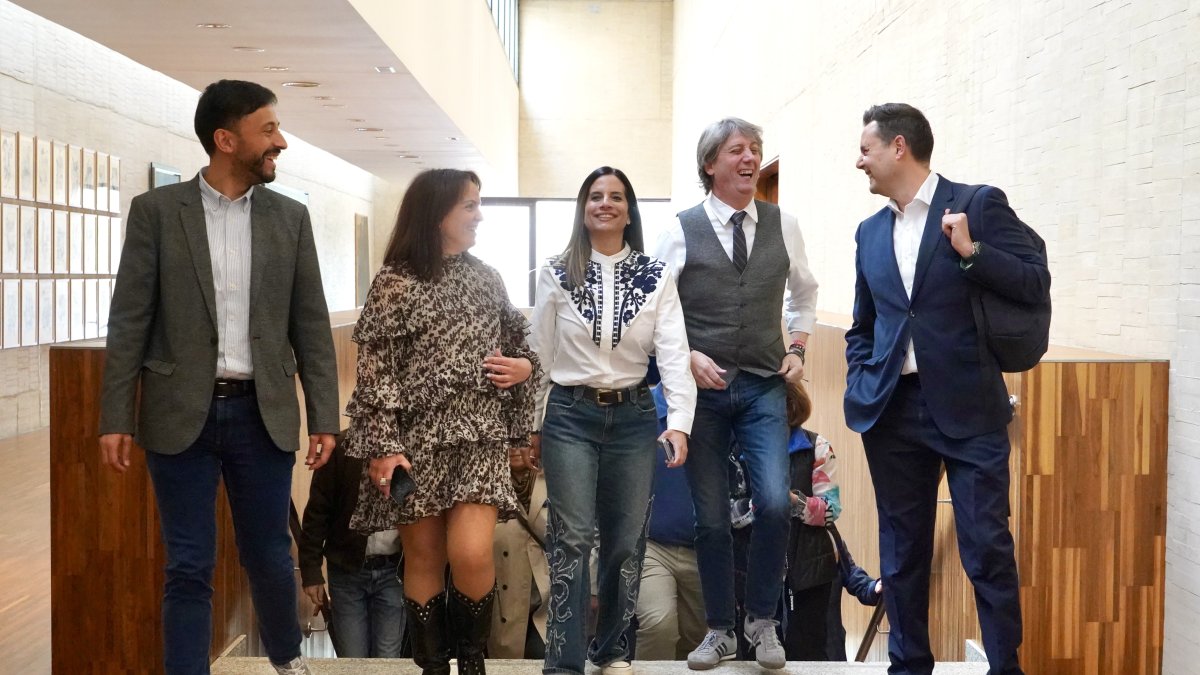 Carlos Martínez Mínguez y su equipo en los pasillos de las Cortes de Castilla y León