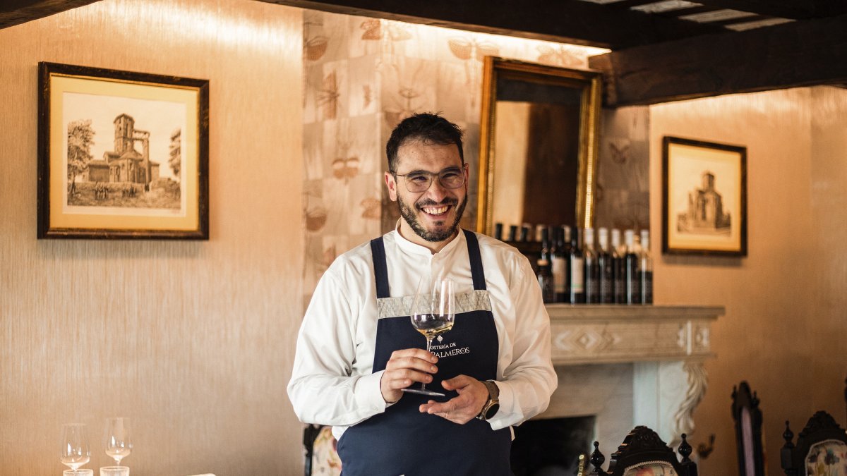 José Antonio Rayón y Begoña Gómez regentan desde 1978 Hostería de Los Palmeros. Hoy, junto a su hijo Álvaro (en la imagen), mantienen un legado en el que los sabores de la Tierra de Campos y los vinos del mundo conviven de una forma genuina y auténtica.