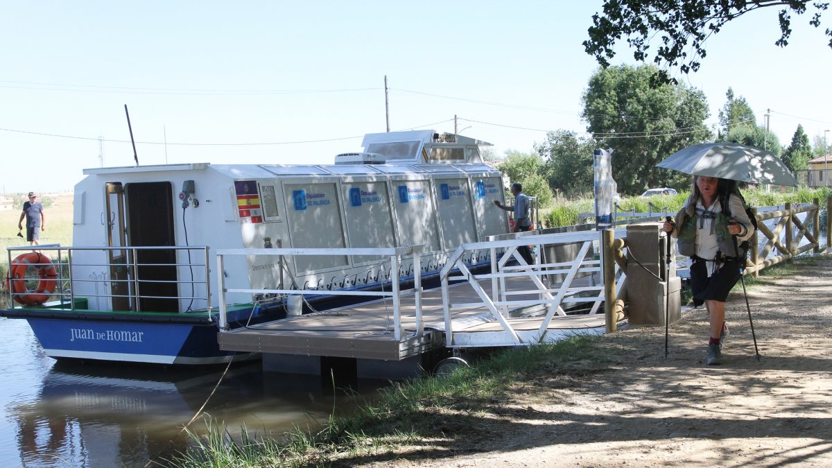 El Canal de Castilla, la gran ruta del interior que impulsa el turismo activo en Palencia, barco de recreo y peregrina a Santiago  en Frómista(Palencia).