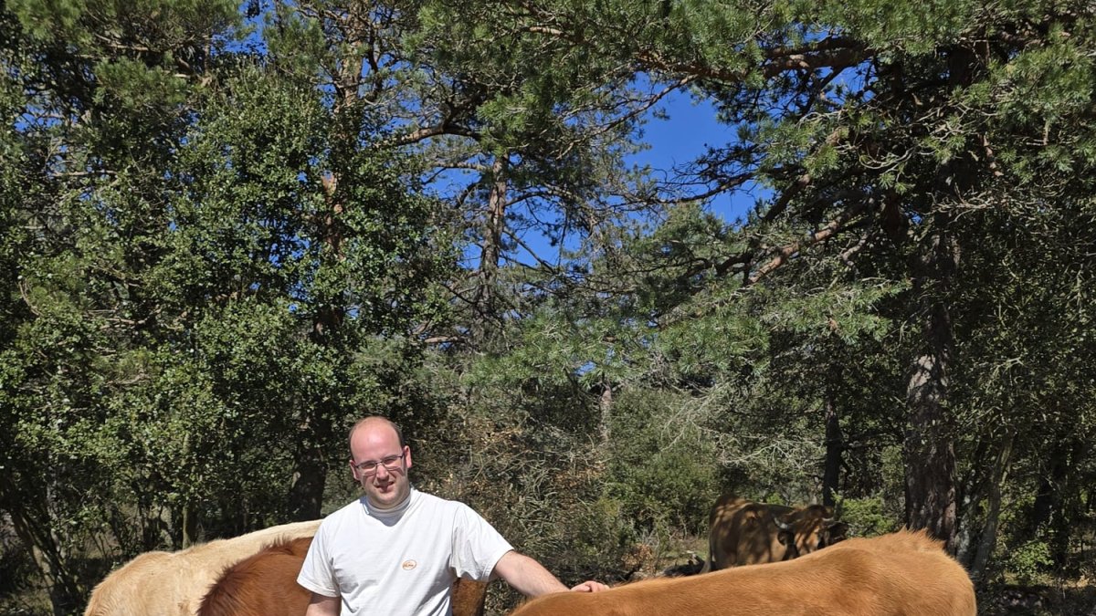 Unai López Rodríguez tiene un centenar de vacas.