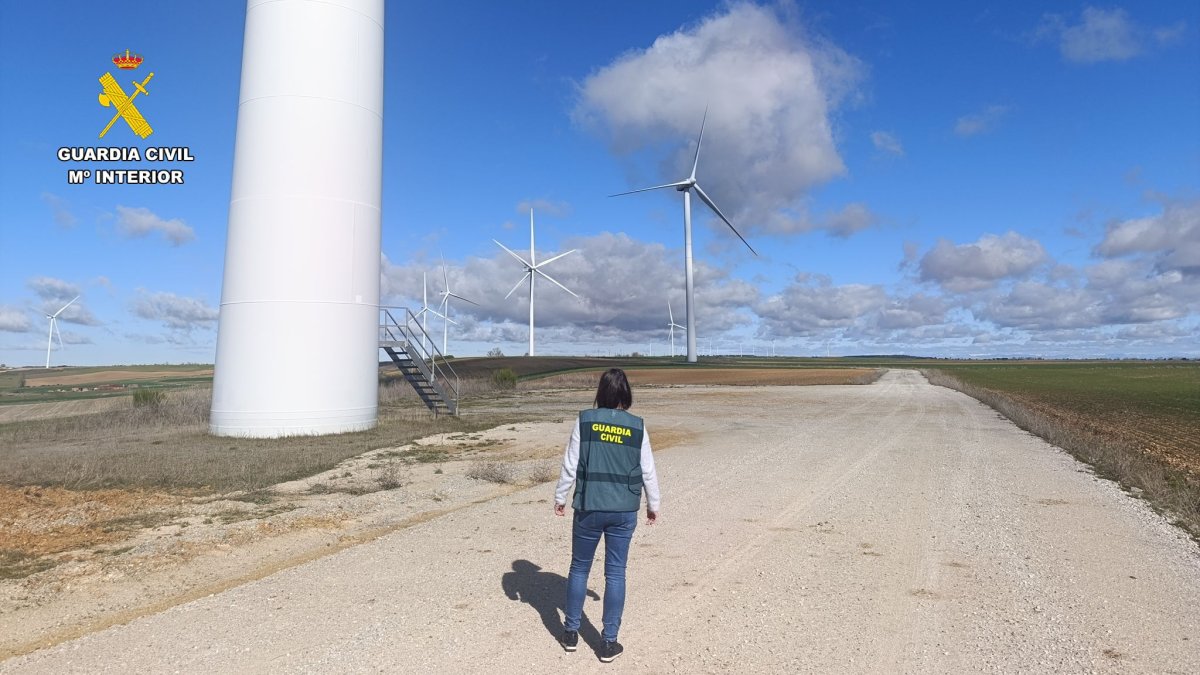 Guardia Civil en un parque eólico