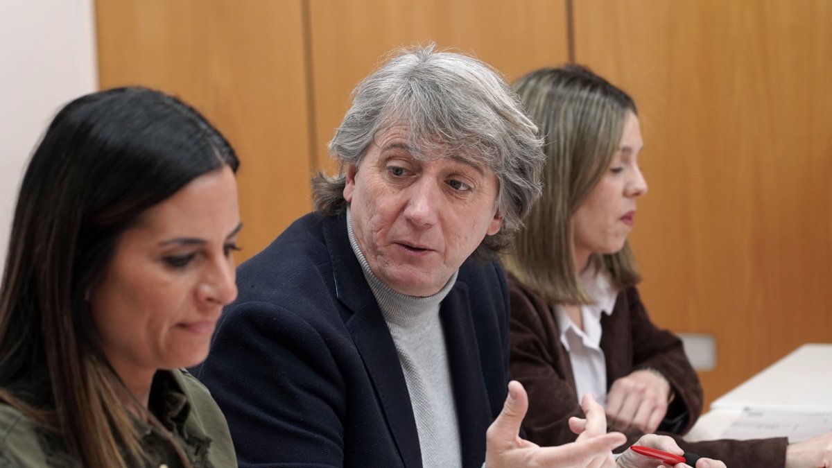 Nuria Rubio y Carlos Martínez durante una reunión con colectivos feministas de Castilla y León