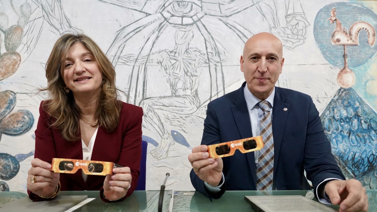 La rectora de la Universidad de León, Nuria González, y el alcalde de León, José Antonio Diez, en la presentación de la actividad para la visualización del eclipse.