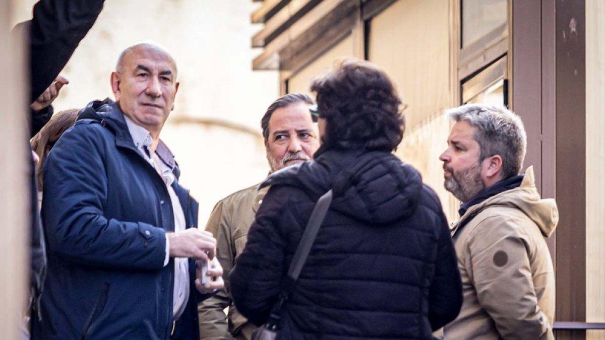 José Luis Vicente, a la izquierda de la imagen, y Óscar Pérez, a la derecha, poco después de ser puestos en libertad el pasado martes.