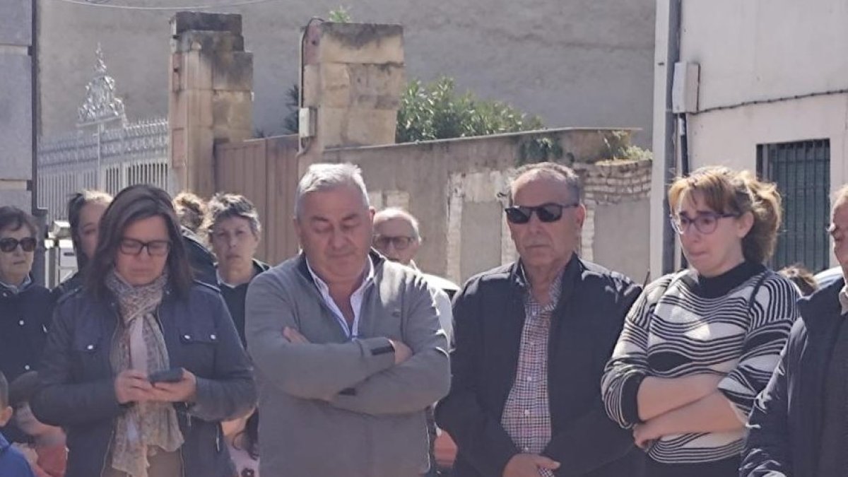 Minuto de silencio frente al ayuntamiento de Villaralbo en apoyo a la familia del niño fallecido.