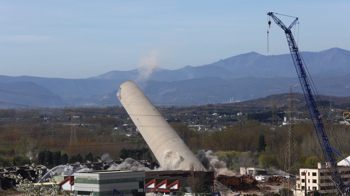 Voladura de la chimenea de la central térmica de Compostilla II que quedó en pie el pasado mes de febrero en Cubillos del Sil (León).