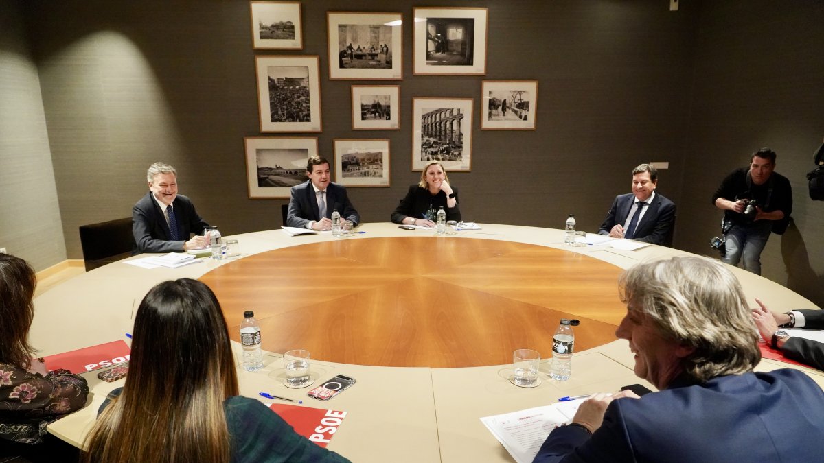 Reunión entre el PP y el PSOE de Castilla y León, con Alfonso Fernández Mañueco y Carlos Martínez al frente.