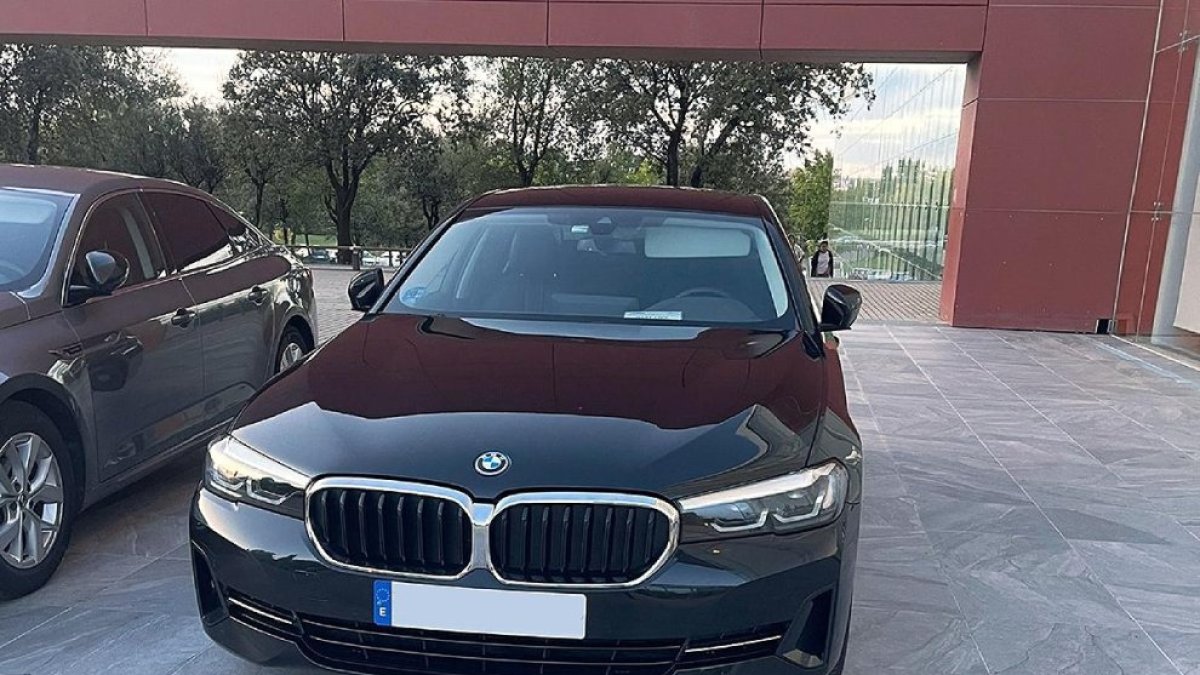 UNO DE LOS BMWs DE LAS CORTES