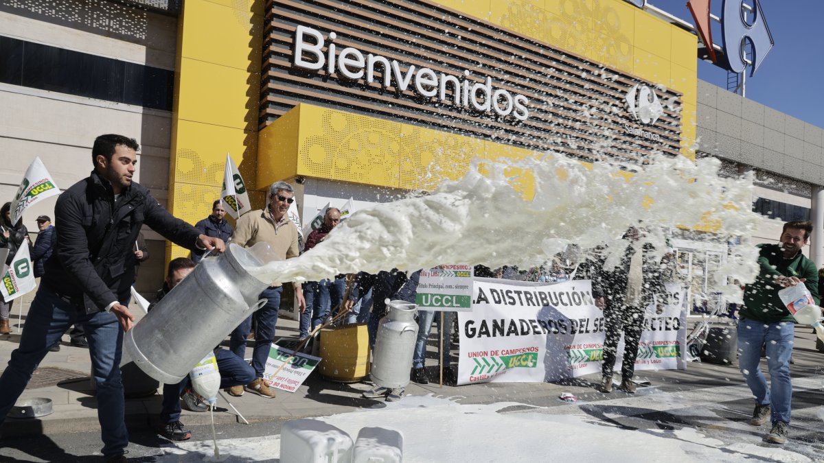 Concentración del sector vacuno de leche en el aparcamiento de un hipermercado bajo el lema ‘Contra los abusos de la industria láctea’.