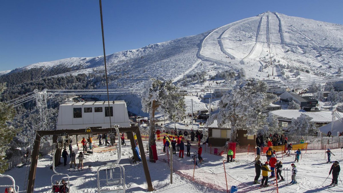 Varias personas disfrutan de la nieve en la estación de esquí de Puerto de Navacerrada en una imagen de archivo
