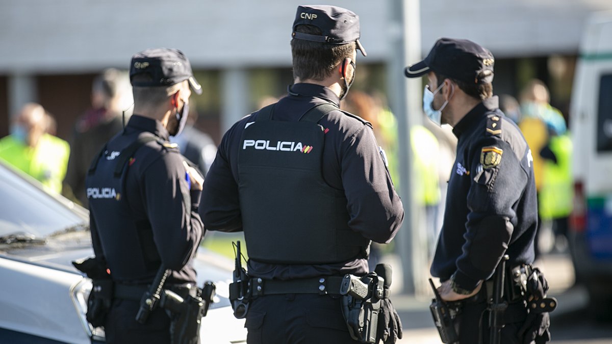 Agentes del Cuerpo Nacional de Policía durante una intervención en Salamanca.
