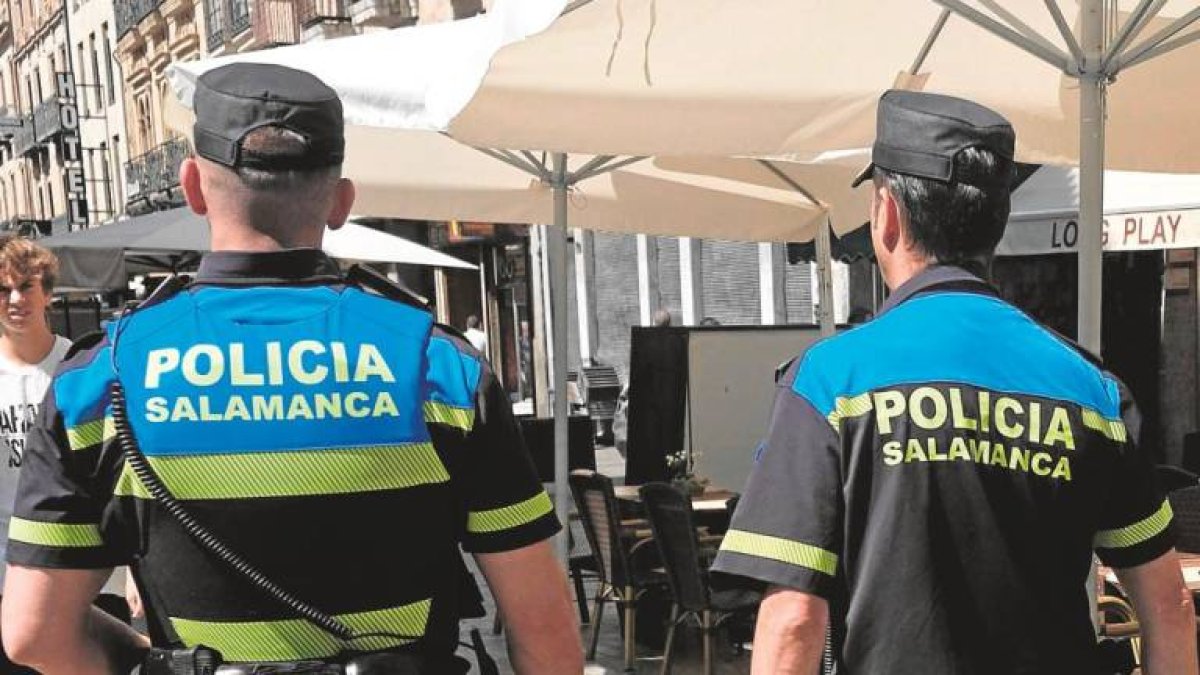 Agentes de la Policía Municipal de Salamanca, cuerpo que intervino para atender al herido.
