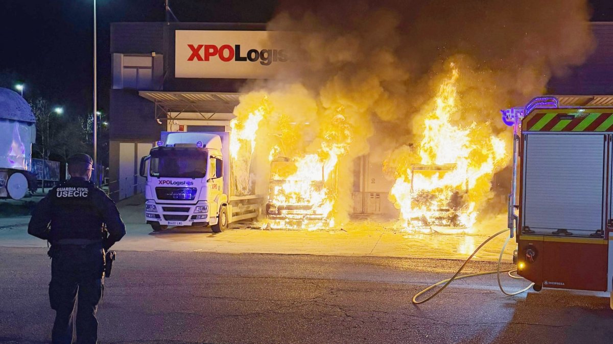 Arden 6 camiones en un incendio en una empresa de transportes de Benavente