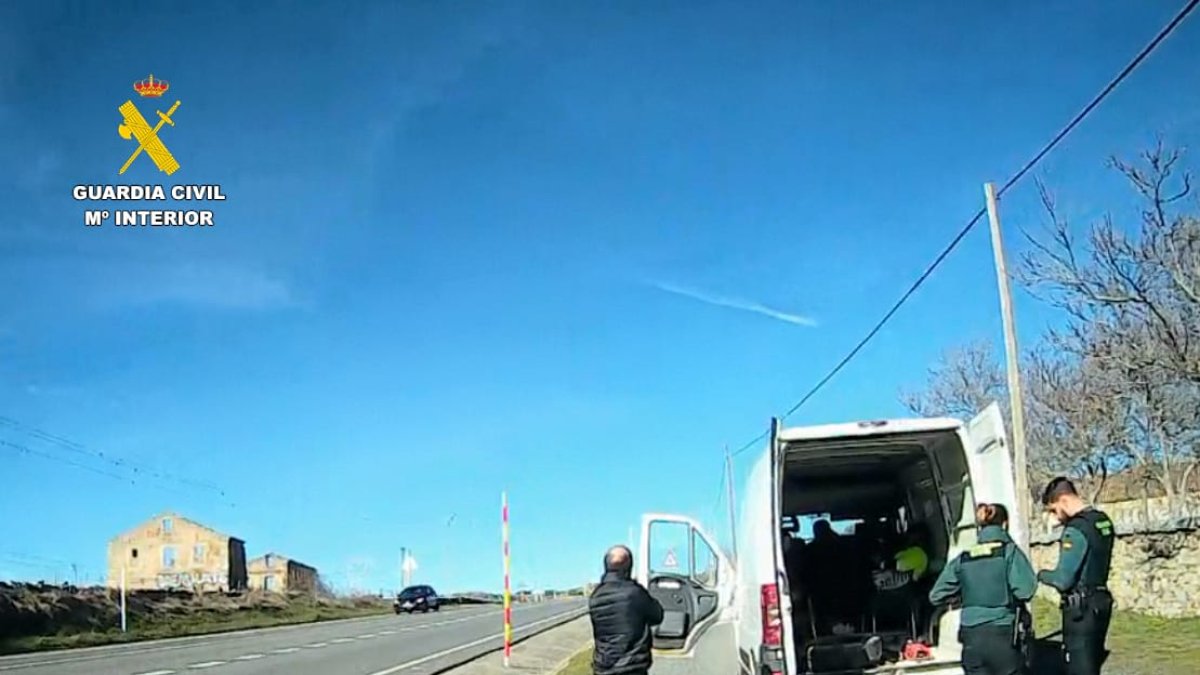 La Guardia Civil junto a la furgoneta donde cargaron las placas fotovoltaicas
