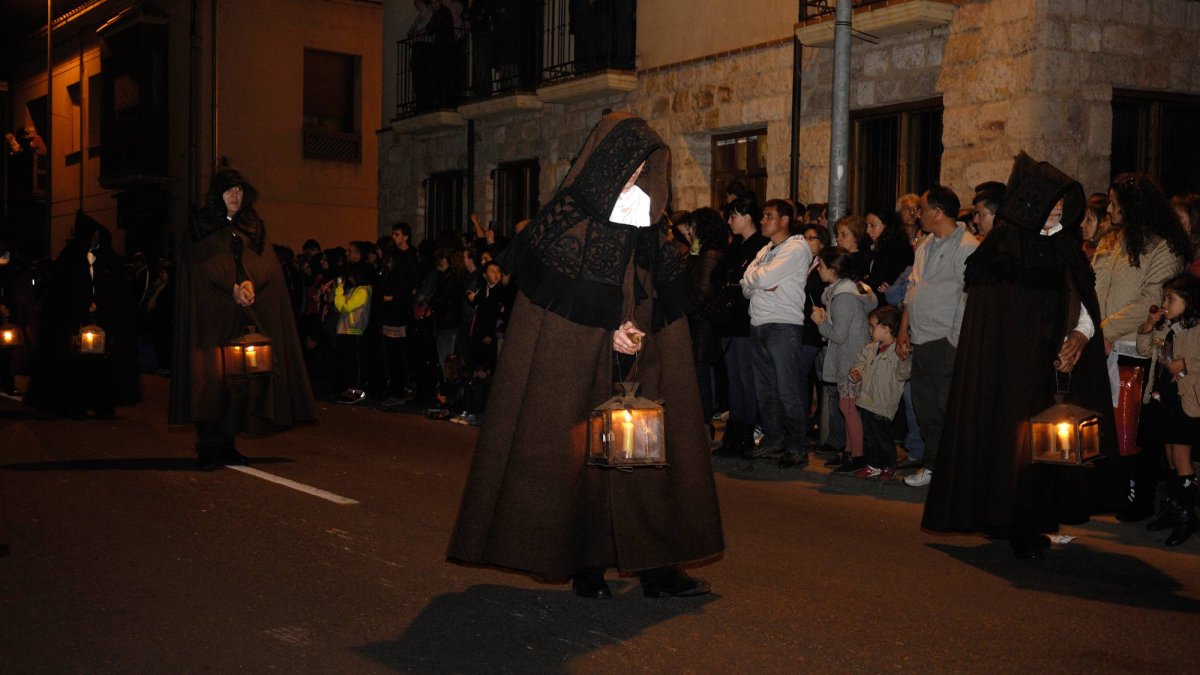 La luz tenue de los faroles y las capas pardas crean la atmósfera única que define el momento más sobrecogedor de la Semana Santa de Zamora