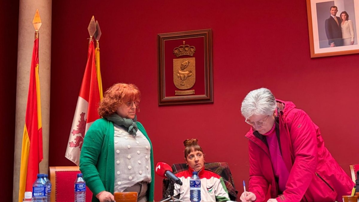 Vicenta García, nueva alcaldesa de Mansilla de las Mulas (León) tras prosperar la moción de censura contra Camino Lozano