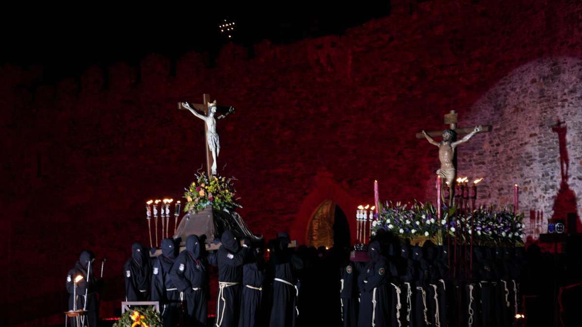 Un momento del Viacrucis penitencial en el Castillo de los Templarios de Ponferrada con las imágenes del Cristo de  la Esperanza y el Cristo de la Fortaleza.