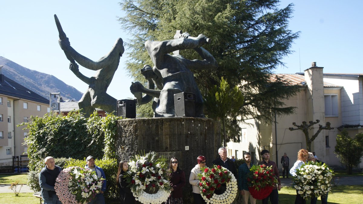 Homenaje del Ayuntamiento de Villablino (León), a los mineros fallecidos en el accidente de Cerredo (Asturias)
