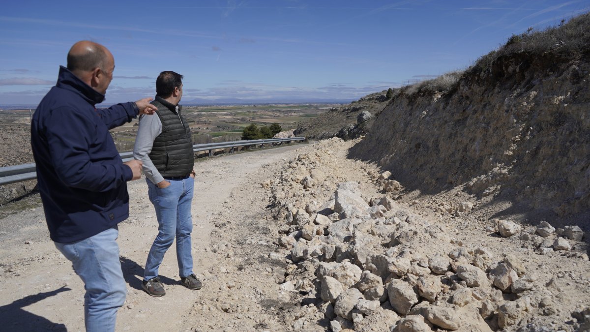 El presidente provincial, Miguel Ángel de Vicente (izda) visita las obras con el diputado de Red Viaria, Benjamín Cerezo.