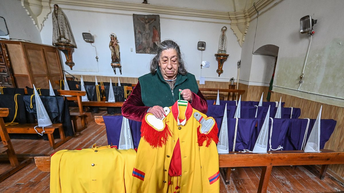 Preparación de las procesiones de Semana Santa en Sotillo de la Ribera (Burgos).