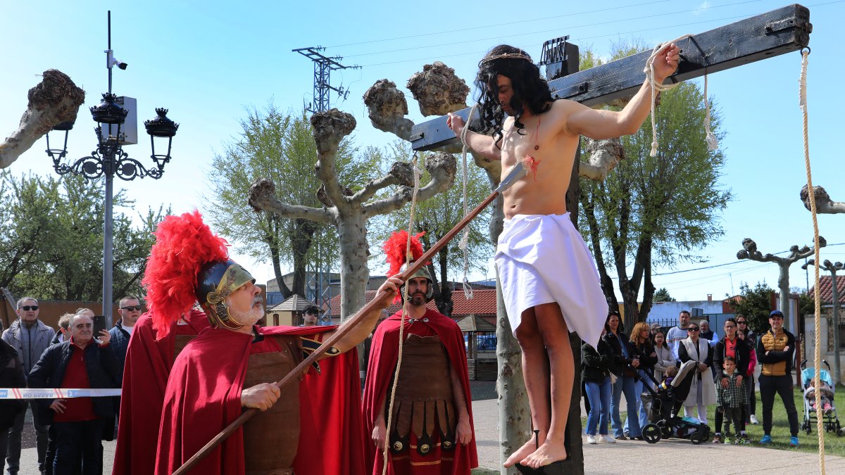 La Cofradía Penitencial de la Santa Cruz recorre el municipio este Jueves Santo.