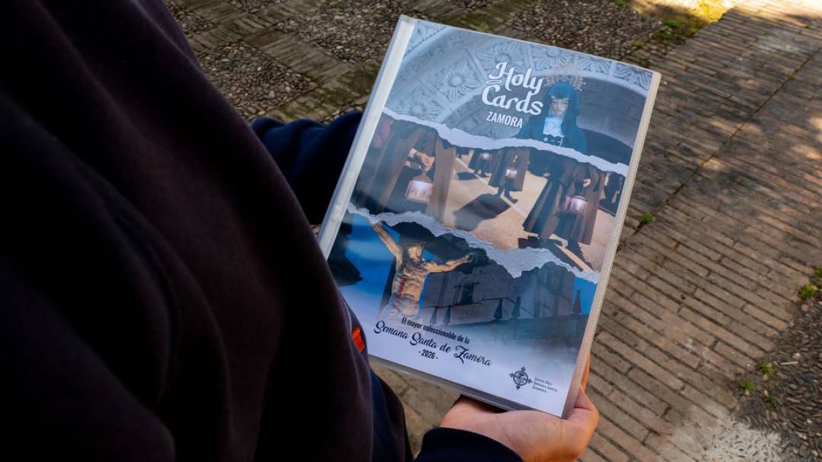 Las holy cards se intercambian y coleccionan como cromos, pero mantienen su esencia ligada a la Semana Santa