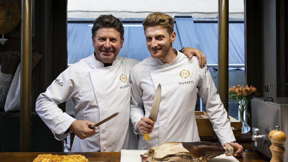 Javier Simal, propietario del establecimiento, junto a Mario García, responsable de esta tienda ubicada en el centro de la capital del Pisuerga.