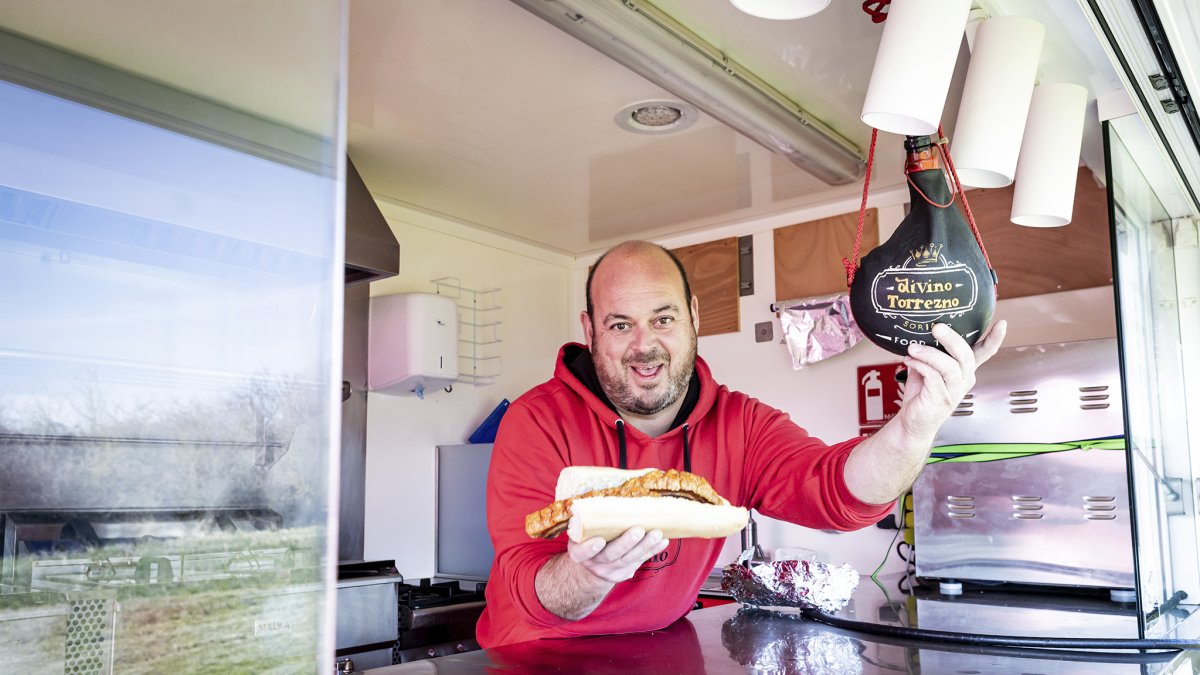 Javier ofrece un contundente bocadillo de Torrezno sed Soria y un trago de vino local con su bota personalizada a bordo de Divino Torrezno, el ‘food truck’ que presume de la provincia.