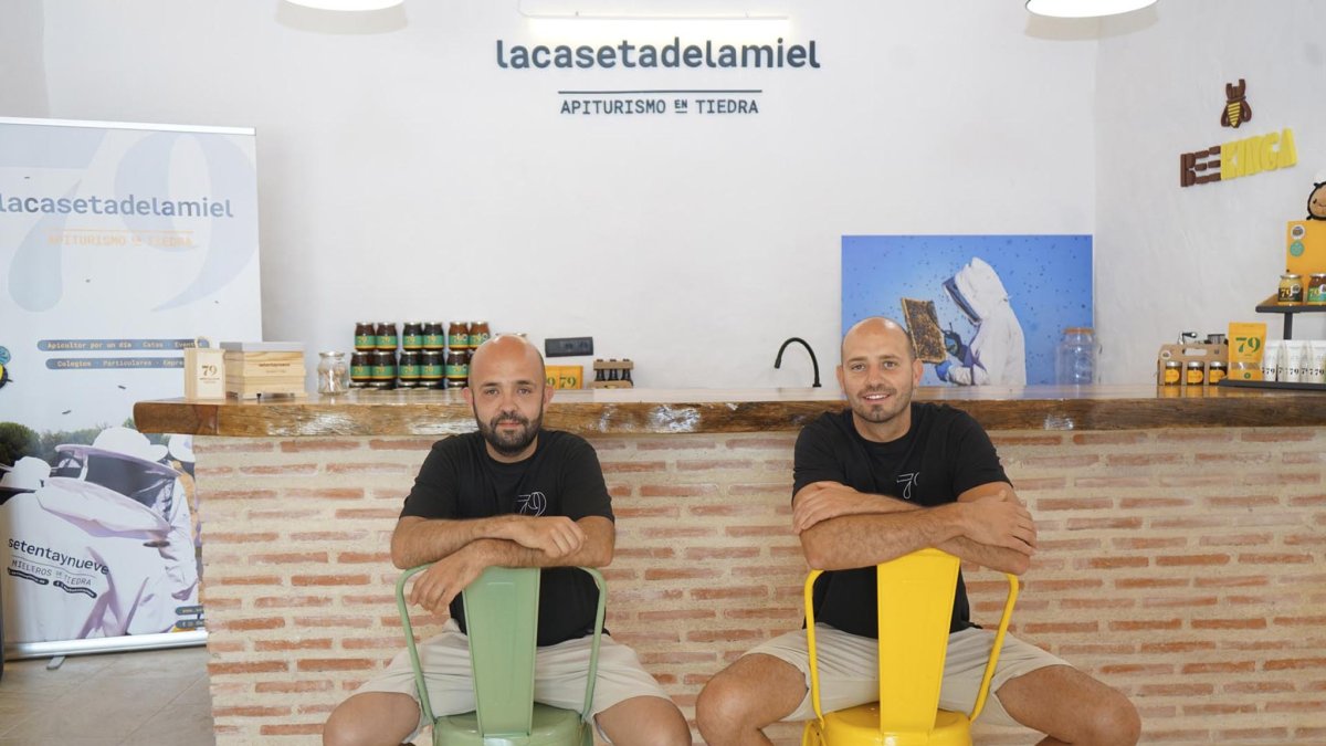 Los hermanos Gato (Óscar y Samuel) dirigen desde 2019 esta empresa apícola.