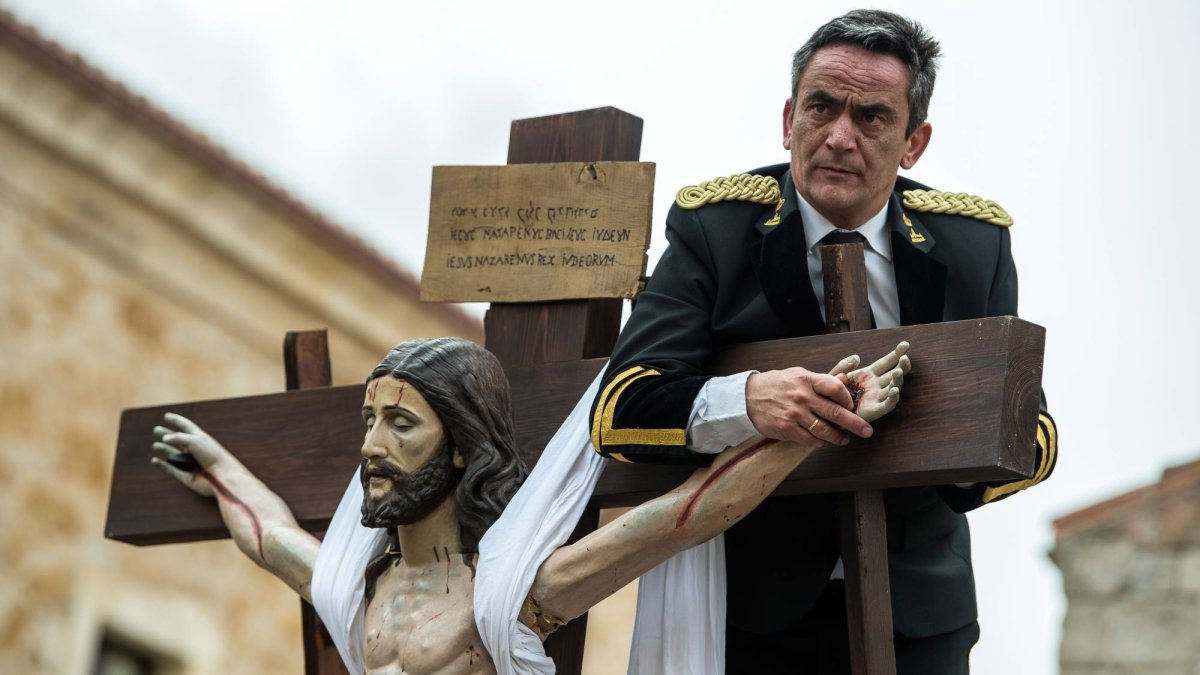 El momento del Descendimiento marca el inicio simbólico de la procesión del Santo Entierro en Zamora, una escena que conecta directamente con la tradición barroca.