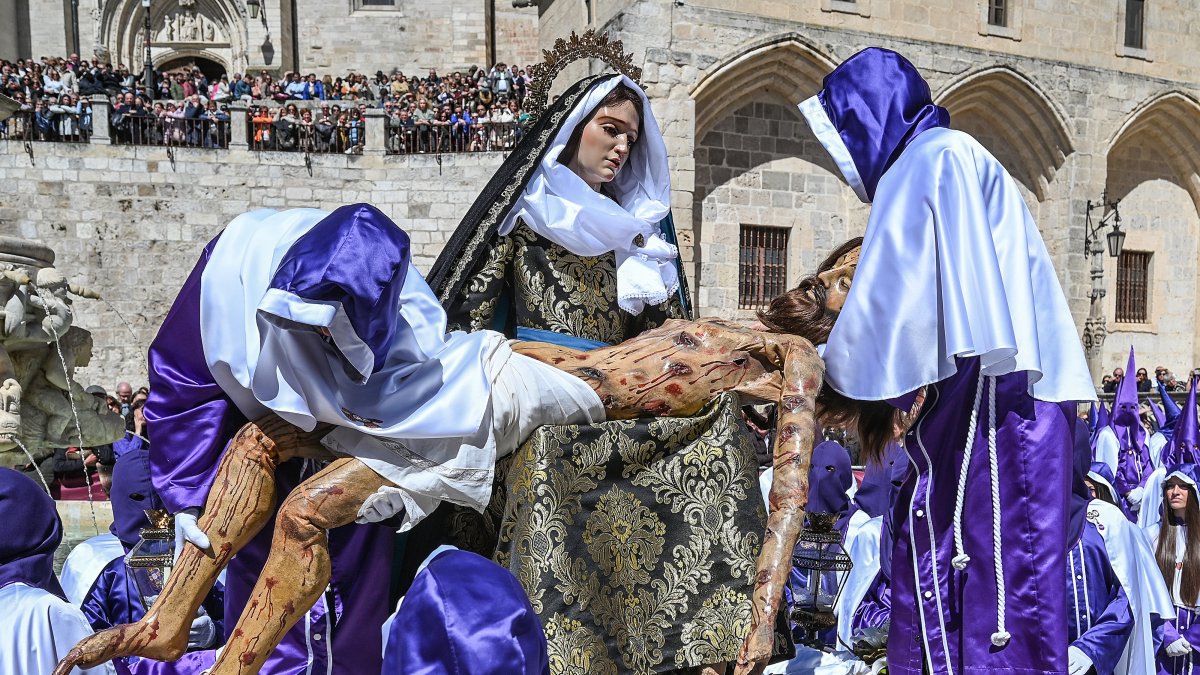 Acto del Desenclavo de la Cruz de la Semana Santa de Burgos