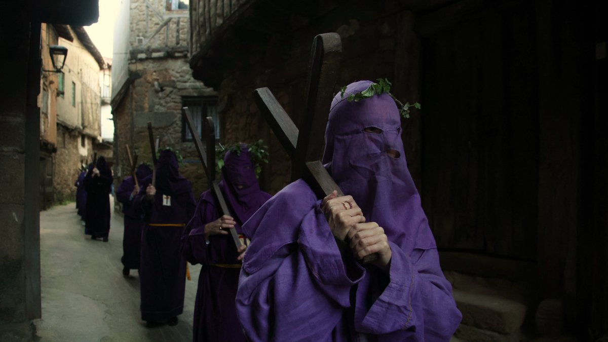 Procesión de Semana Santa en San Martín del Castañar (Salamanca)