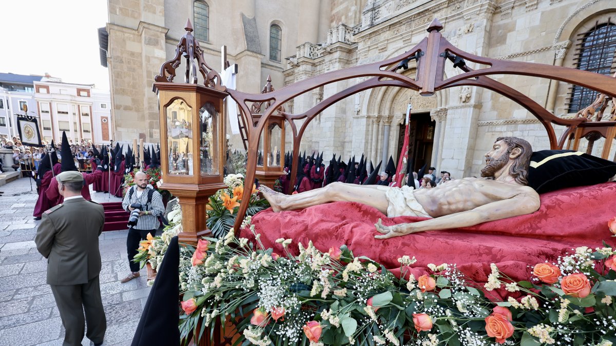 Acto del Desenclavo de Cristo en el transcurso de la Procesión del Santo Cristo del Desenclavo de la Semana Santa de León.