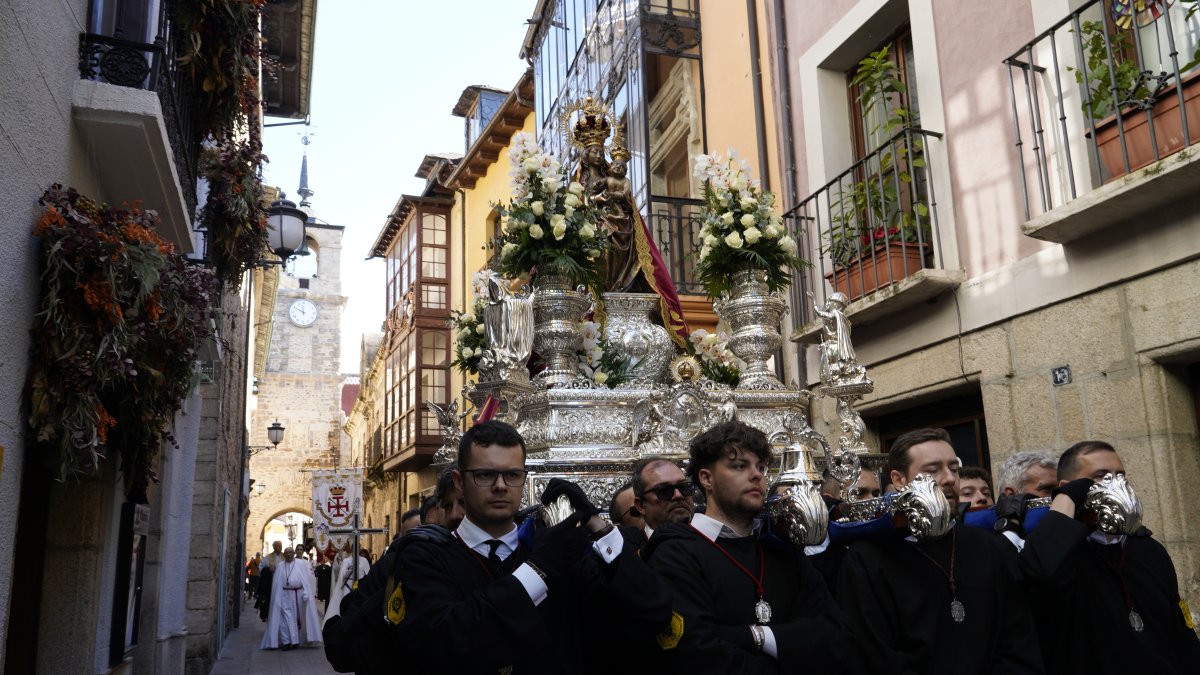 Procesión de Resurrección con la imagen de la Virgen de la Encina y el Santo Sacramento de Ponferrada.