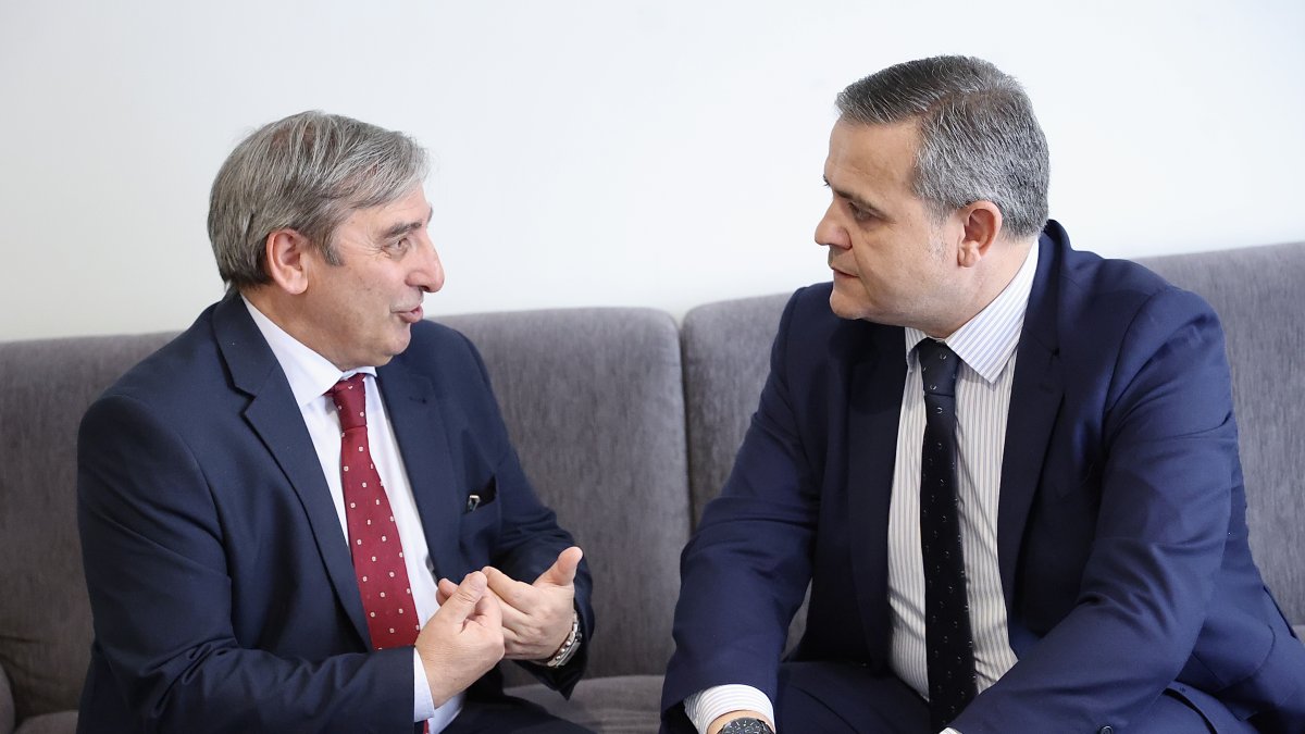 El consejero en funciones de Movilidad y Transformación Digital, José Luis Sanz Merino, al consejero de Vivienda Transporte e Infraestructura de la Comunidad de Madrid, Jorge Rodrigo