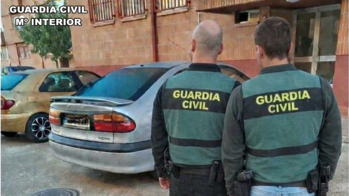 Agentes de la Guardia Civil durante la detención por el robo de cobre