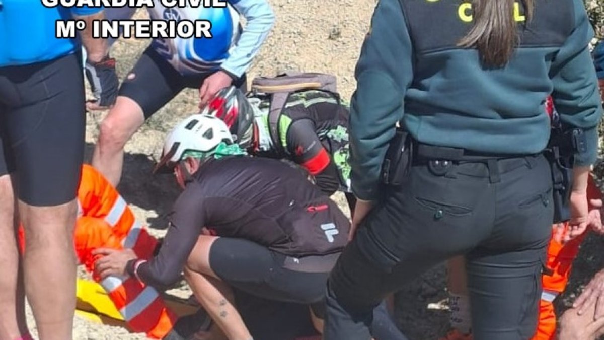 Auxilio del ciclista accidentado en Campillo de Aranda