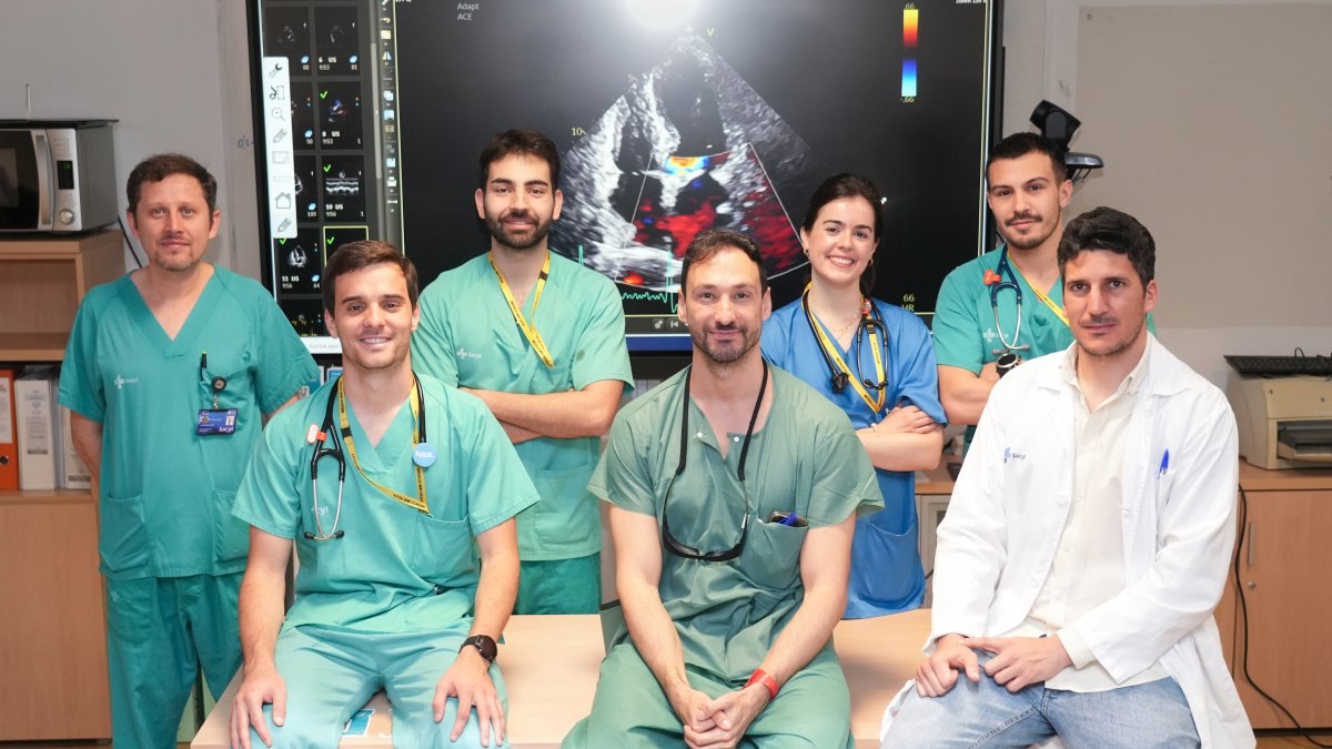 El cardiólogo Ignacio Amat-Santos y su equipo del Hospital Clínico Universitario de Valladolid