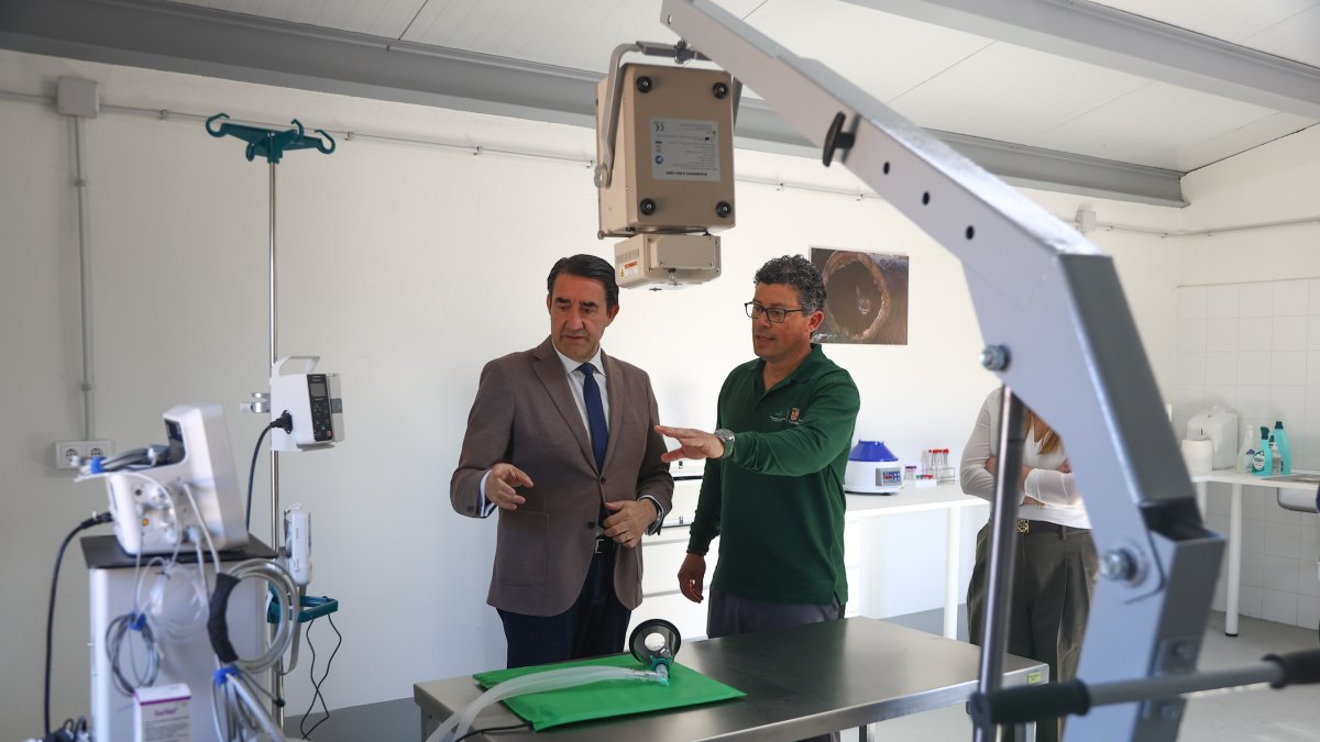 El consejero de Medio Ambiente, Juan Carlos Suárez-Quiñones visita las nuevas mudas de cuarentena del CRAS.