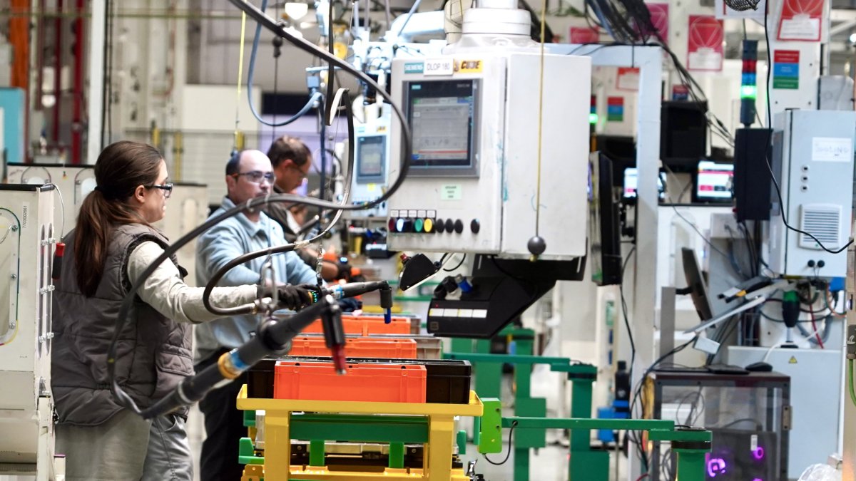 Trabajadores en la fábrica de carrocerías de Renault en Valladolid