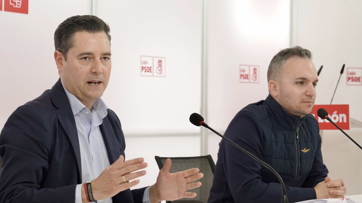 El secretario de Organización del PSOE de Castilla y León, Daniel de la Rosa, y el de León, Daniel San José, comparecen tras una reunión de trabajo.