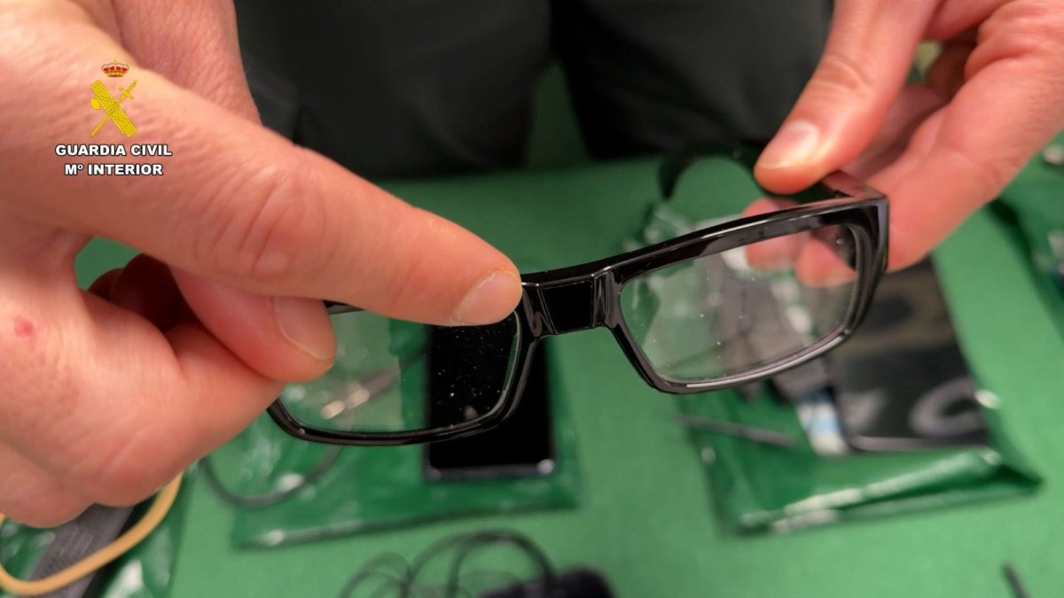 Gafas inteligentes utilizadas durante el examen