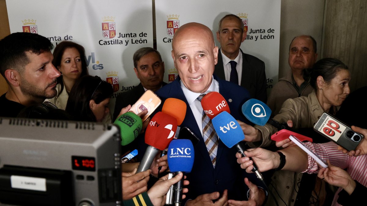 José Antonio Diez atiende a los medios antes de la firma del convenio del transporte metropolitano con la Junta.