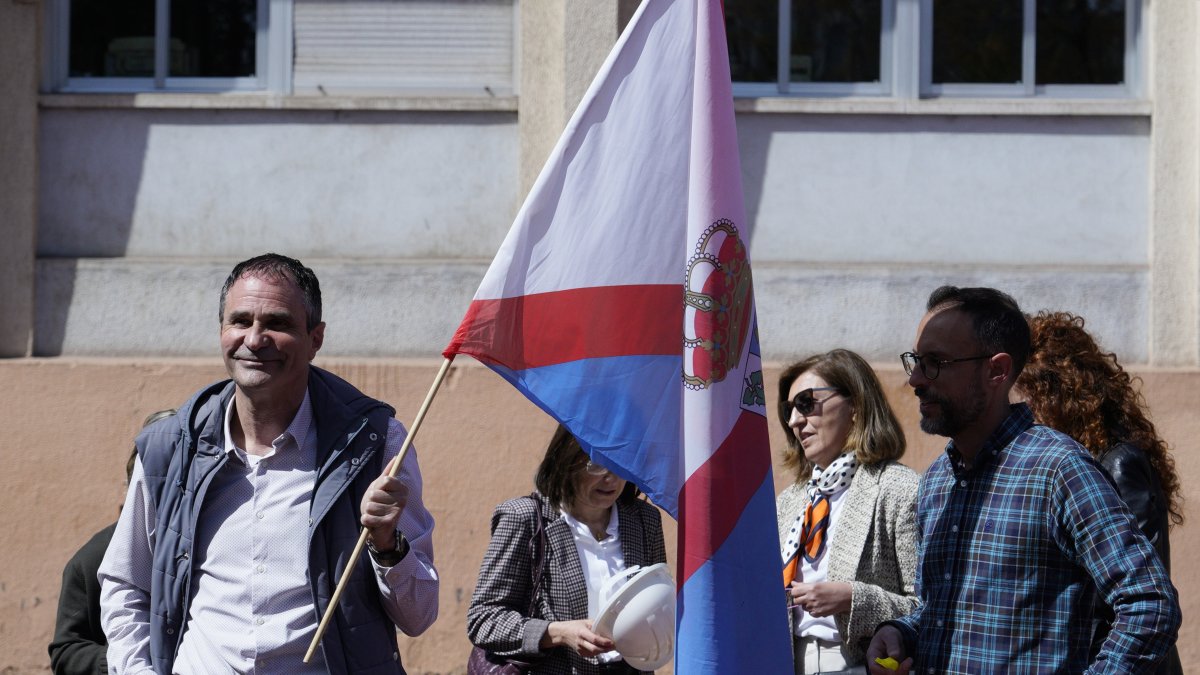 Concentración en Ponferrada de abogados y procuradores, entre los que se encuentra el 'popular' Neftalí Fernández, en la foto con la bandera.