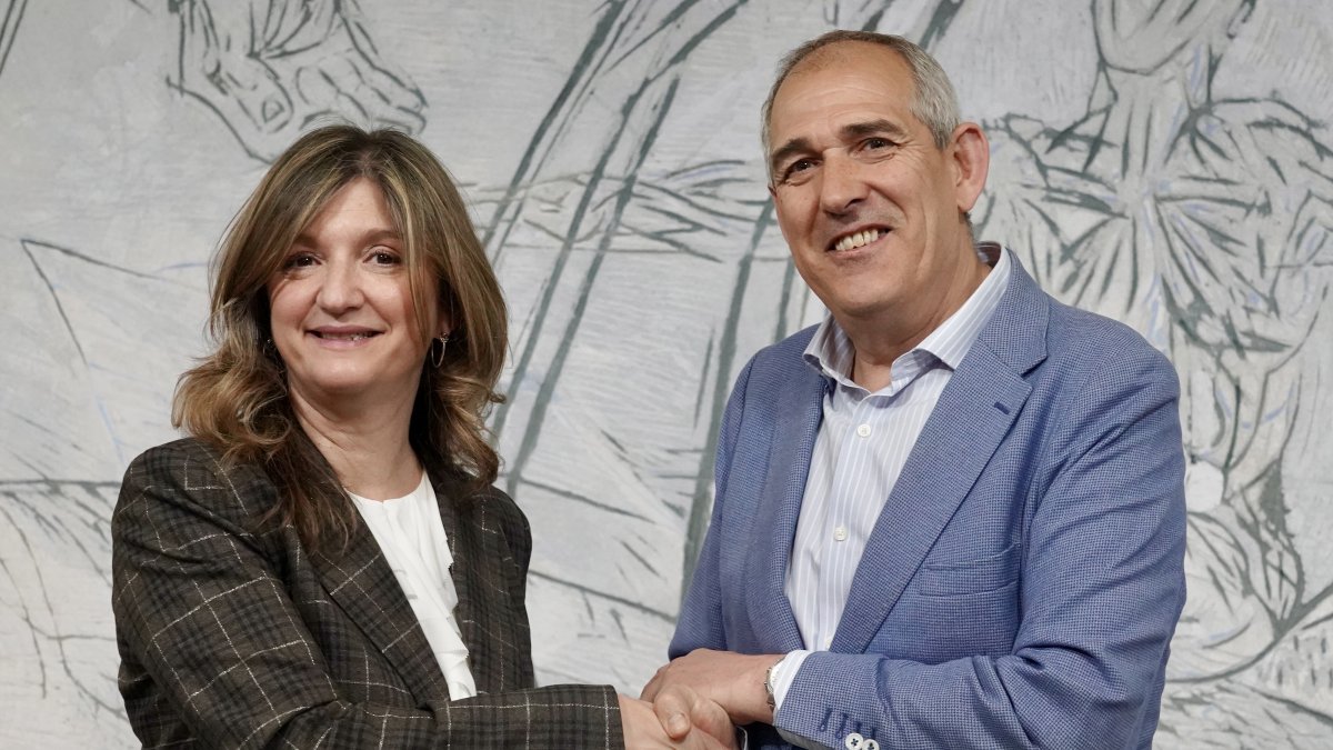 El presidente de Servicios Funerarios de León Serfunle, Vicente Canuria, y la rectora de la Universidad de León, Nuria González, firman un convenio de colaboración