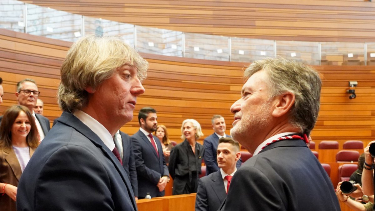 El nuevo presidente de las Cortes, Francisco Vázquez, recibe las felicitaciones del portavoz del Grupo Socialista, Carlos Martínez Mínguez.