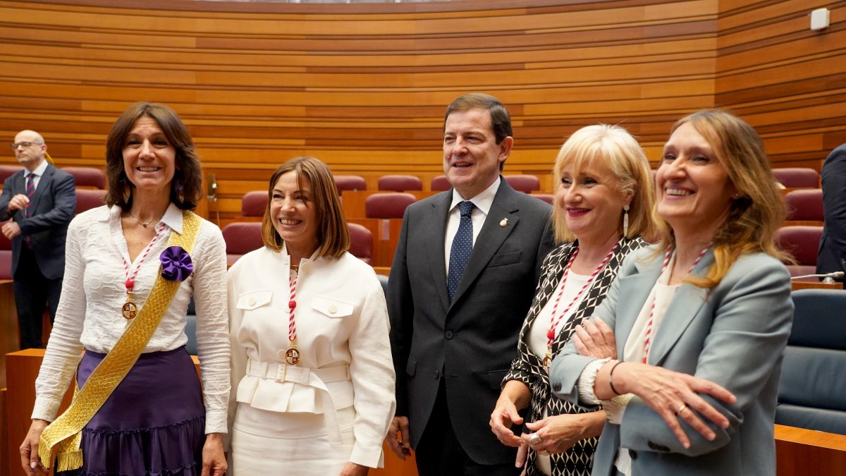 Mercedes Cófreces, con la banda en homenaje a la mujer palentina, junto a Rosa Esteban, Alfonso Fernández Mañueco, Leticia García y Rocío Lucas.