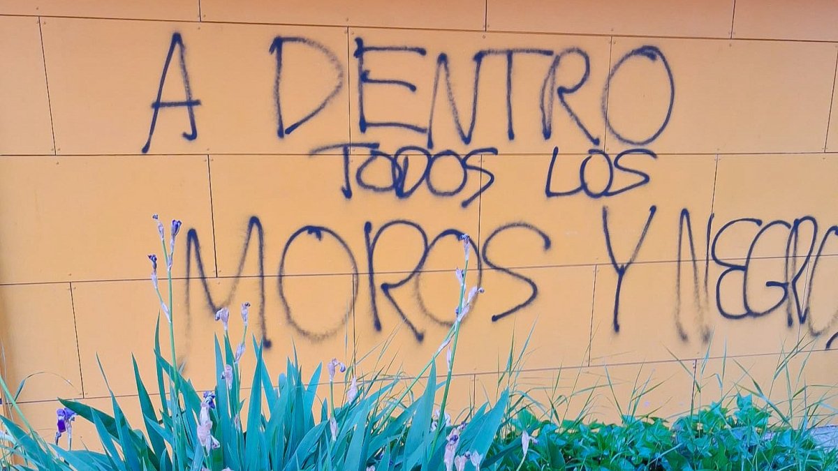 Pintadas en la sede del PSOE de Salamanca por la regularización de inmigrantes