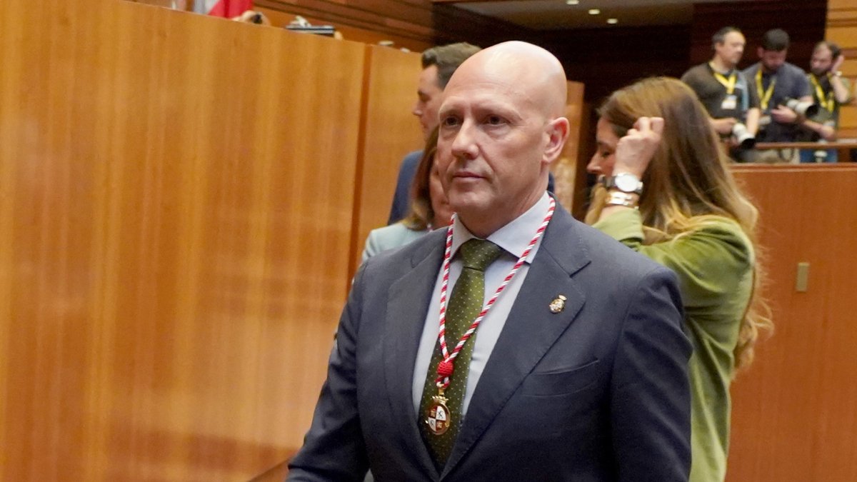 Carlos Menéndez en el Pleno de constitución de las Cortes.